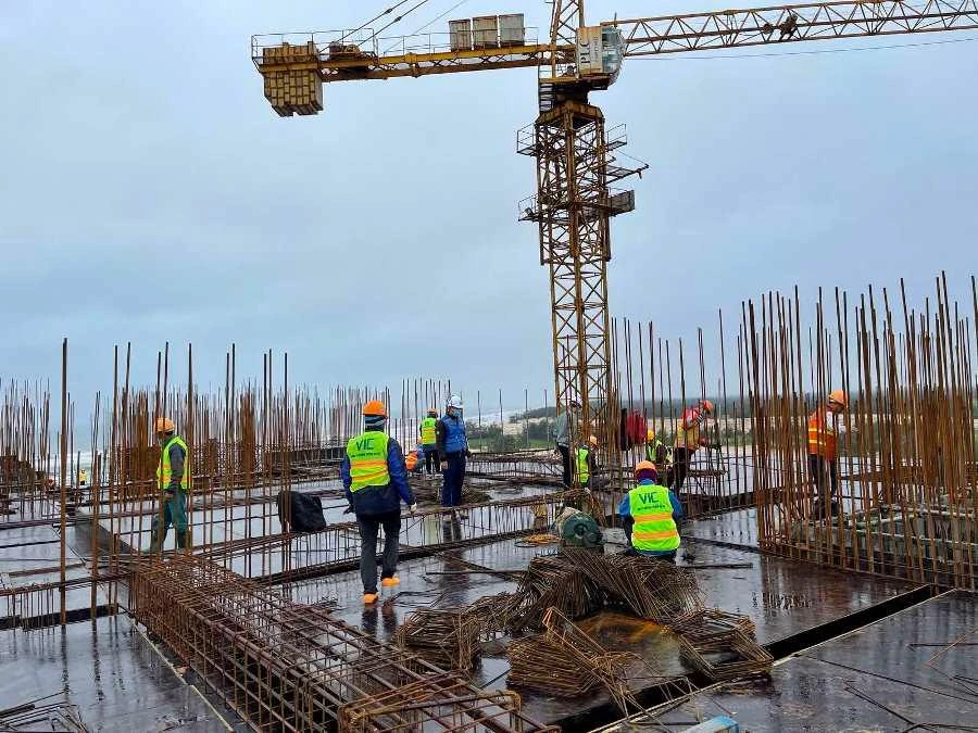 Công nhân đang thi công dự án FLC Quảng Bình. Ảnh: N.HÂN Công nhân đang thi công dự án FLC Quảng Bình. Ảnh: N.HÂN