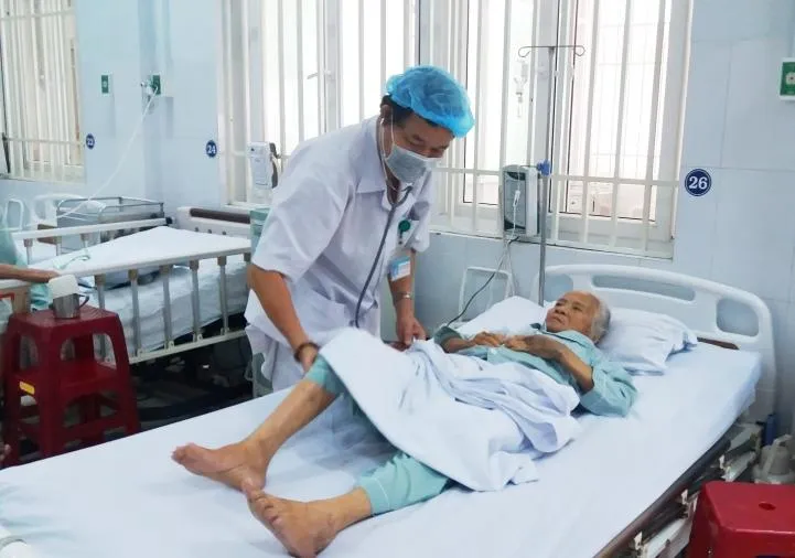 Bác sĩ khám bệnh cho bệnh nhân. Ảnh: V.LONG