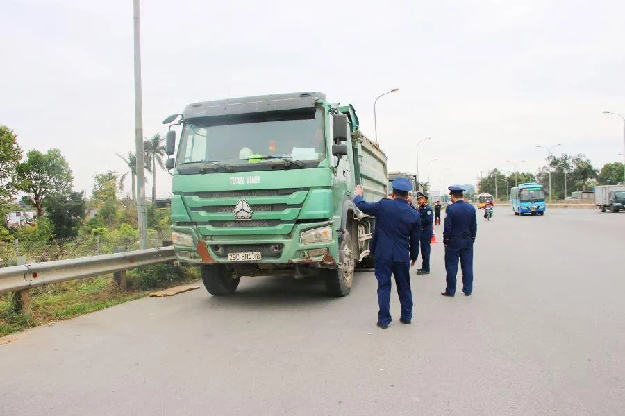 Lực lượng Thanh tra kiểm tra phương tiện nghi quá tải. Ảnh: V.LONG