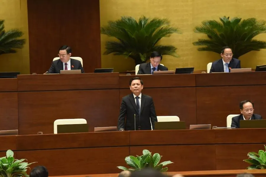 Bộ trưởng Bộ GTVT trả lời đại biểu Quốc hội ngày 9-6. Ảnh: Đ.MINH