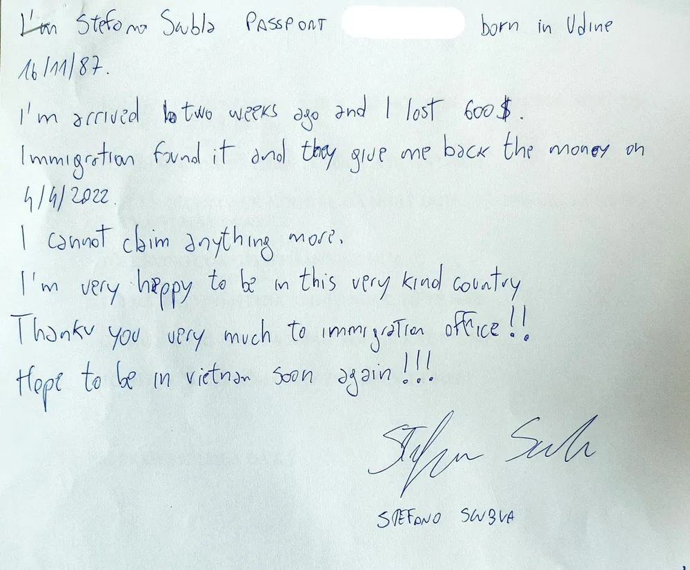 Thư cảm ơn của một hành khách nước ngoài. Ảnh: H.MAI Thư cảm ơn của một hành khách nước ngoài. Ảnh: H.MAI