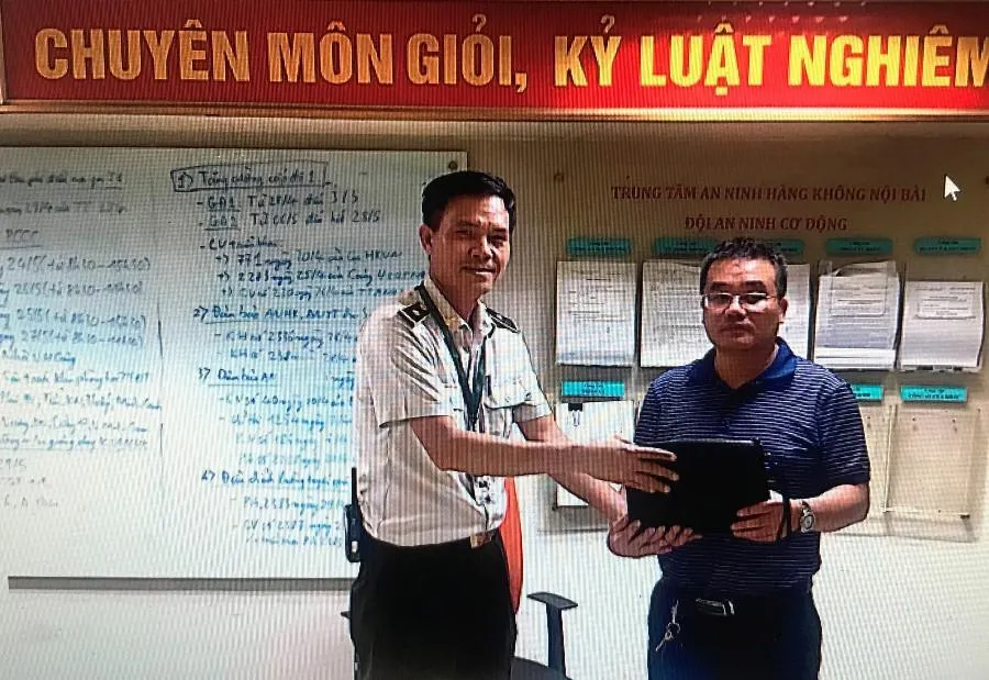 Anh Nguyễn Văn Thưa, nhân viên Đội An ninh kiểm soát sân đỗ ô tô, Trung tâm An ninh hàng không Nội Bài trả lại 400 triệu đồng cho hành khách bị bỏ quên. Ảnh: M.HÀ Anh Nguyễn Văn Thưa, nhân viên Đội An ninh kiểm soát sân đỗ ô tô, Trung tâm An ninh hàng không Nội Bài trả lại 400 triệu đồng cho hành khách bị bỏ quên. Ảnh: M.HÀ