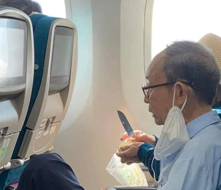 Người ngồi bên cạnh hành khách mặc áo xanh dùng dao gọt hoa quả. Ảnh: Diễn đàn hàng không Người ngồi bên cạnh hành khách mặc áo xanh dùng dao gọt hoa quả. Ảnh: Diễn đàn hàng không