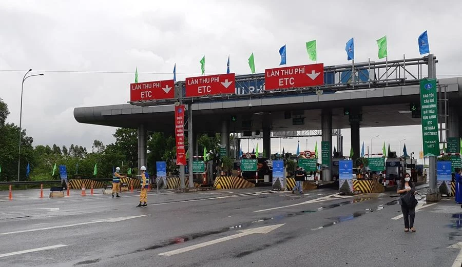 Từ 0 giờ, ngày 1-8, các tuyến đường cao tốc trên cả nước sẽ chấm dứt làn thu phí thủ công để chuyển sang thu phí ETC và chỉ duy trì một làn thu phí hỗn hợp tại mỗi trạm thu phí. Ảnh: V.LONG