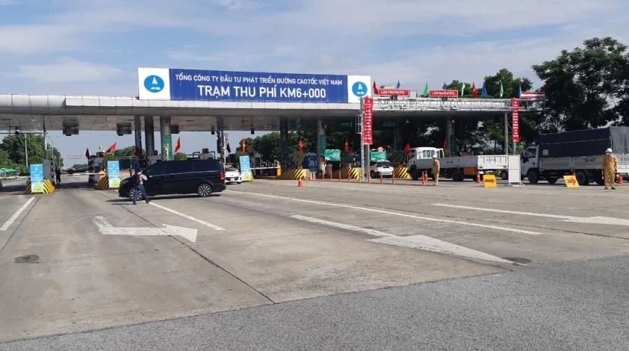 Xe chưa dán thẻ được vận động vào khu vực dán thẻ. Ảnh: V.LONG