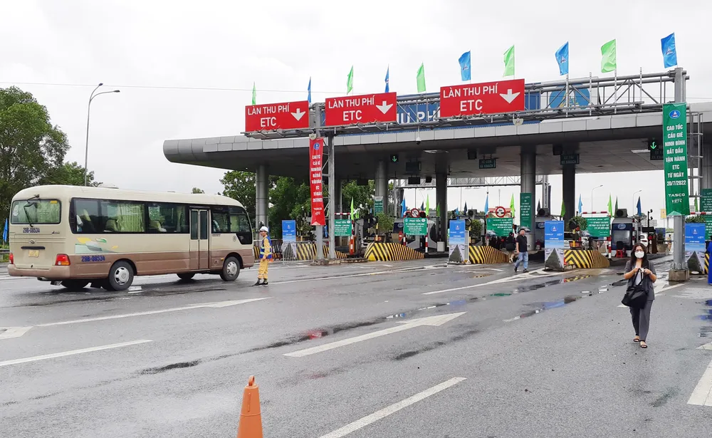 Hiện các tuyến cao tốc chỉ thu phí ETC. Ảnh: V.LONG