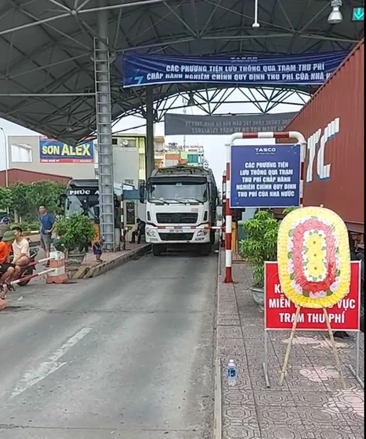 Một vòng hoa tang đặt tại trạm BOT quốc lộ 39B. Ảnh: V.HIẾU