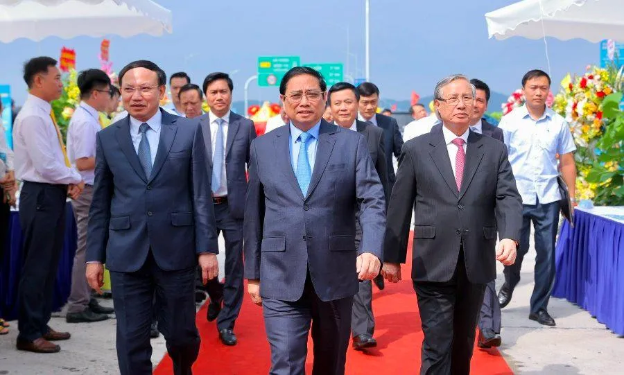 Thủ tướng Phạm Minh Chính (giữa) đến dự lễ thông xe cao tốc Vân Đồn - Móng Cái. Ảnh: V.LONG Thủ tướng Phạm Minh Chính (giữa) đến dự lễ thông xe cao tốc Vân Đồn - Móng Cái. Ảnh: V.LONG