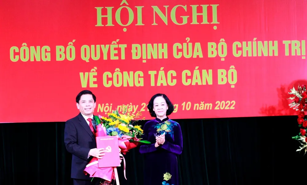 Trưởng ban Tổ chức Trung ương Trương Thị Mai trao quyết định của Bộ Chính trị cho ông Nguyễn Văn Thể. Ảnh: ĐỨC MINH