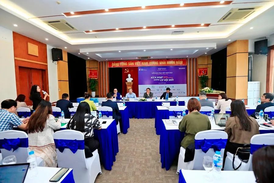 Các đại biểu trả lời báo chí. Ảnh: V.LONG Các đại biểu trả lời báo chí. Ảnh: V.LONG