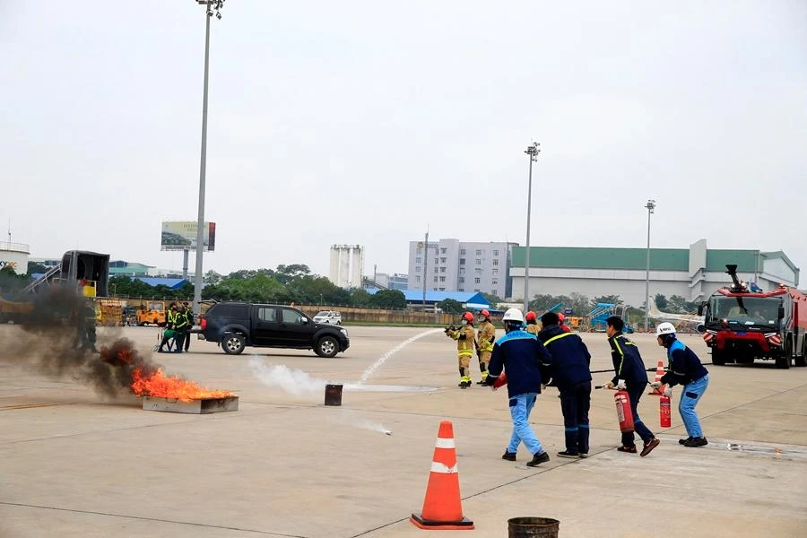 Lực lượng chức năng tại chỗ dùng bình chữa cháy cầm tay để dập lửa.