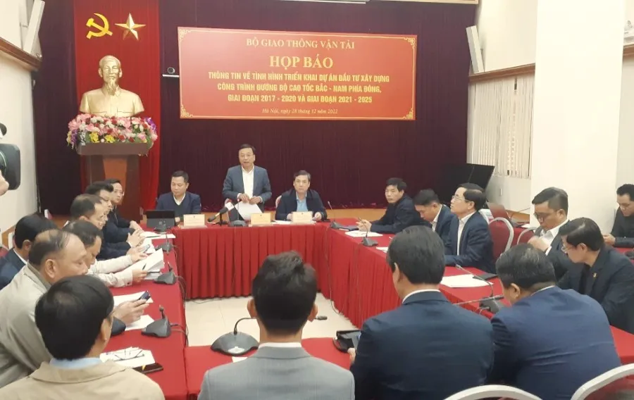 Thứ trưởng Bộ GTVT Nguyễn Danh Huy trả lời câu hỏi của phóng viên. Ảnh: V.LONG