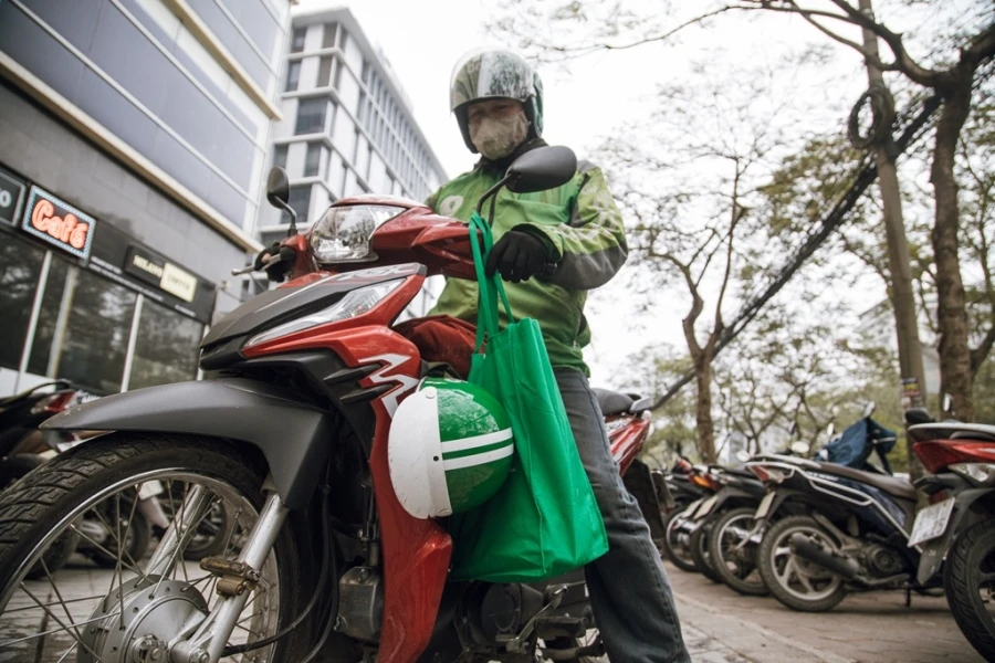 Grab tăng phí để duy trì sự ổn định của dịch vụ ngày tết. Ảnh: V.LONG