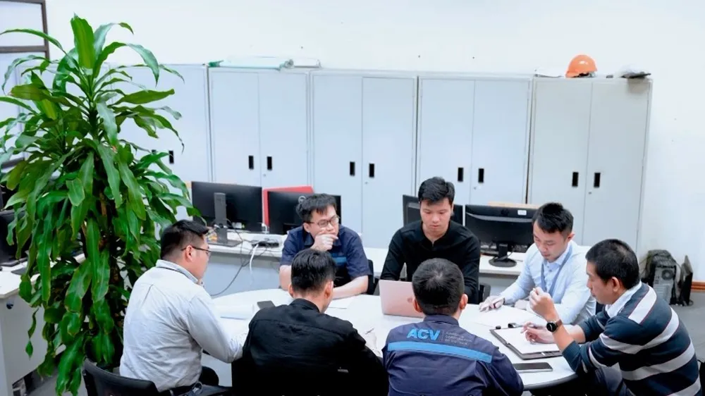 Các kỹ sư sân bay Nội Bài triển khai ứng dụng. Ảnh: N.HÀ Các kỹ sư sân bay Nội Bài triển khai ứng dụng. Ảnh: N.HÀ