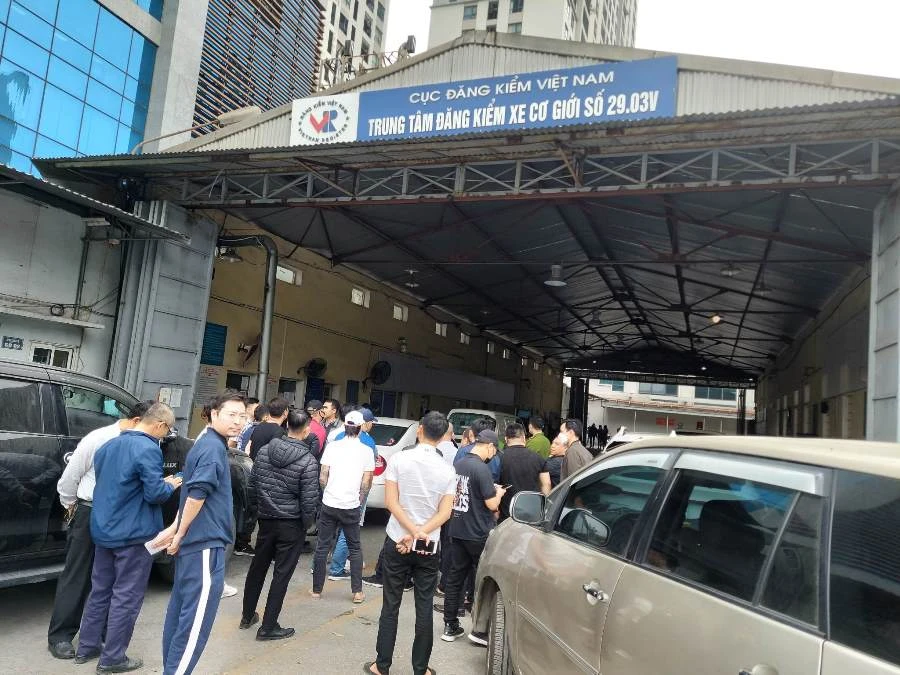 Người dân bức xúc vây trung tâm đăng kiểm vì chờ mãi vẫn không được đăng kiểm xe. Ảnh: V.LONG