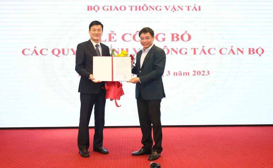 Bộ trưởng Bộ GTVT Nguyễn Văn Thắng (phải) trao quyết định bổ nhiệm ông Nguyễn Chiến Thắng. Ảnh: D.VIỆT