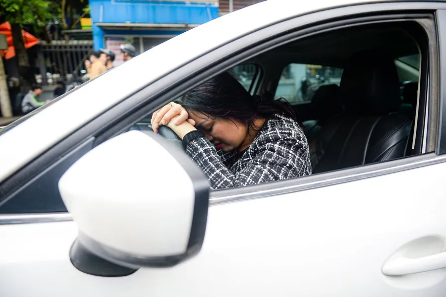 Người dân mệt mỏi khi đi đăng kiểm xe. Ảnh: PHI HÙNG