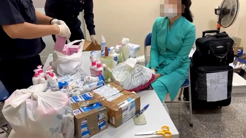 Công an kiểm tra hành lý phát hiện số lượng lớn ma túy. Ảnh: HT Công an kiểm tra hành lý phát hiện số lượng lớn ma túy. Ảnh: HT