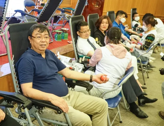 Ông Nguyễn Tô An cũng tham gia hiến máu cùng tuổi trẻ của ngành để kêu gọi thanh niên ngành đồng lòng đẩy lùi tiêu cực.