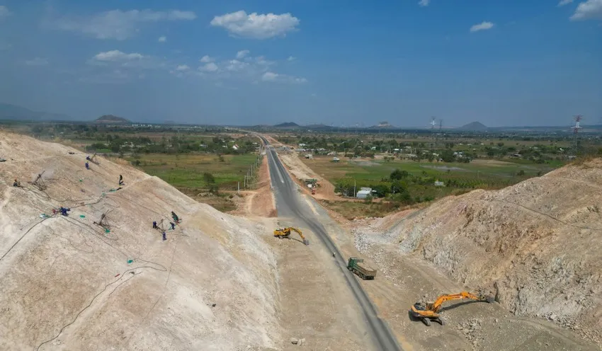 Cao tốc Vĩnh Hảo - Phan Thiết. Ảnh: PHƯƠNG NAM Cao tốc Vĩnh Hảo - Phan Thiết. Ảnh: PHƯƠNG NAM