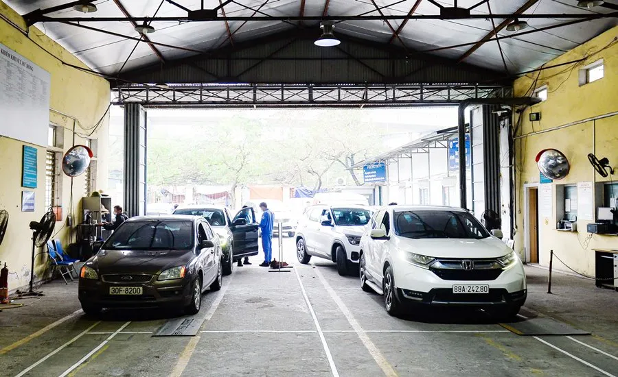 Hiện tình trạng ùn tắc tại các trung tâm đăng kiểm có dấu hiệu gia tăng. Ảnh: PHI HÙNG Hiện tình trạng ùn tắc tại các trung tâm đăng kiểm có dấu hiệu gia tăng. Ảnh: PHI HÙNG
