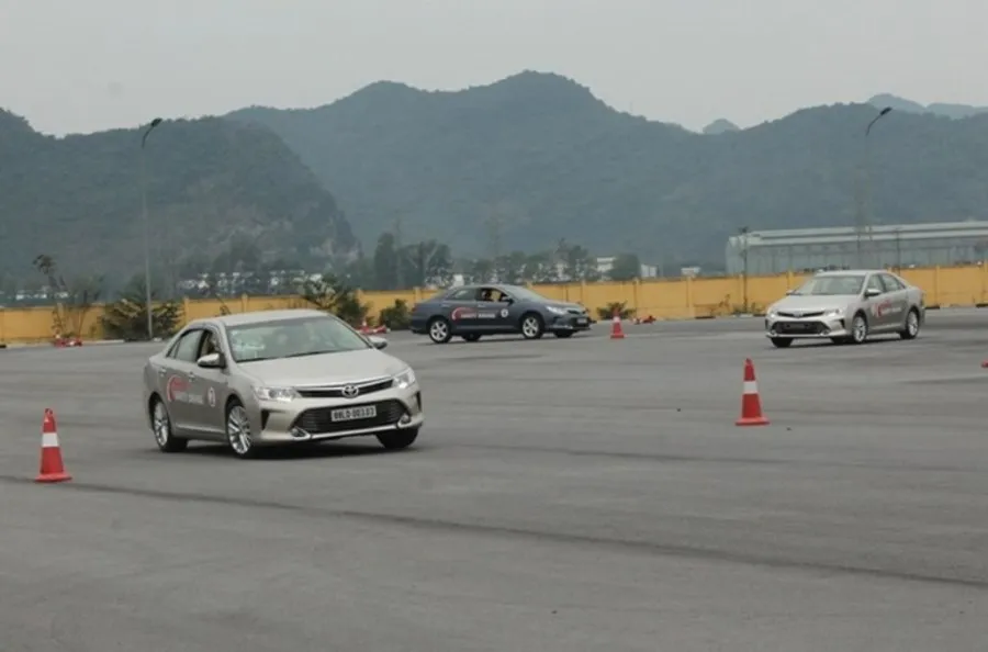 Các học viên đang học lái xe. Ảnh minh hoạ: V.LONG