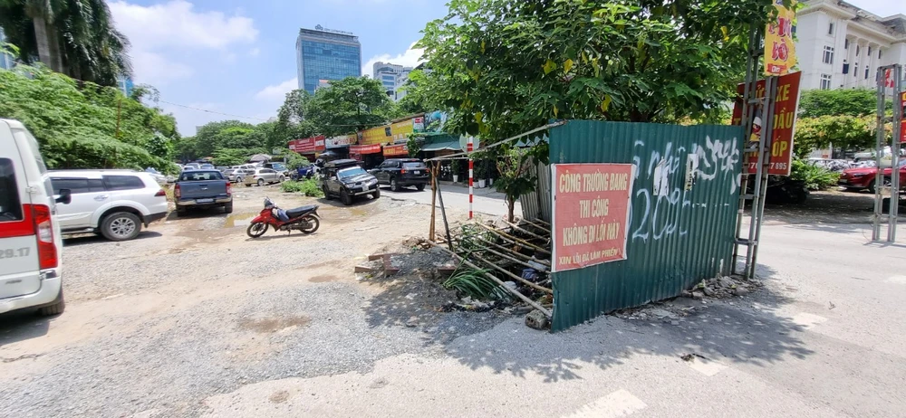 Dự án thi công dang dở không có rào chắn. Ảnh: V.LONG