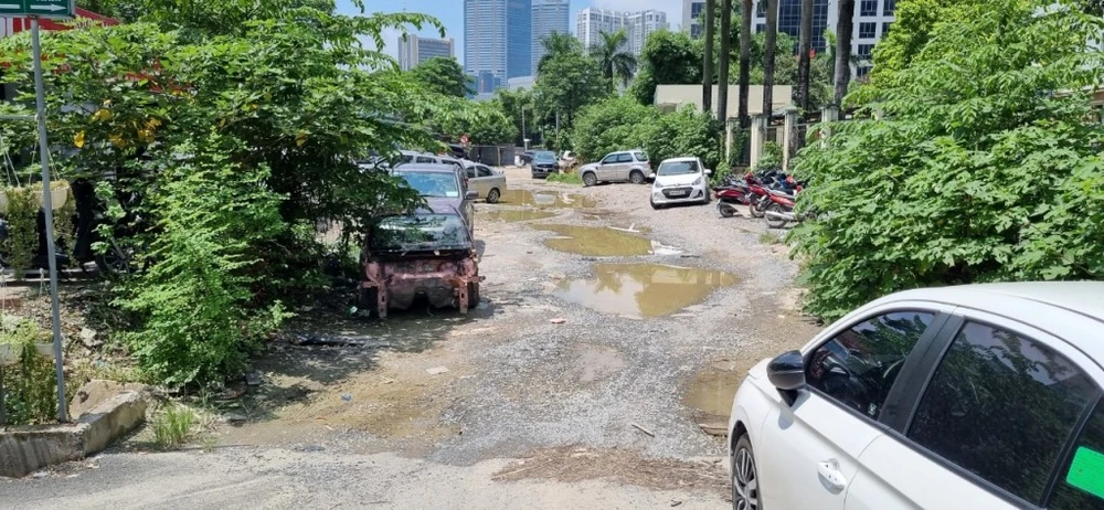 Một số hộ kinh doanh lấn chiếm tự ý lập bãi trông giữ xe. Ảnh: V.LONG