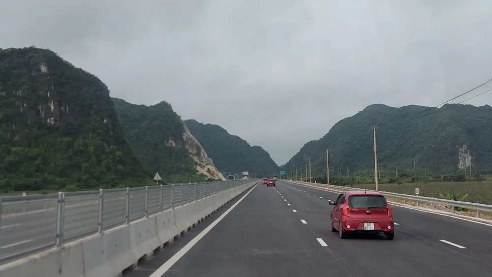 Cát biểm làm đường cao tốc