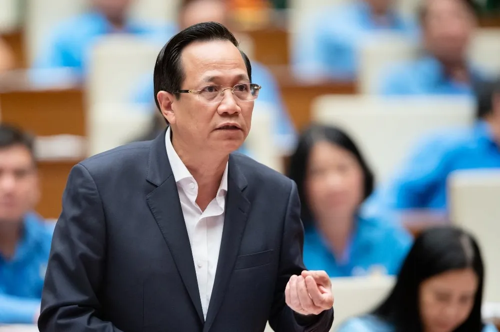 Bộ trưởng Đào Ngọc Dung trả lời kiến nghị của người lao động. Ảnh: ĐỨC MINH Bộ trưởng Đào Ngọc Dung trả lời kiến nghị của người lao động. Ảnh: ĐỨC MINH