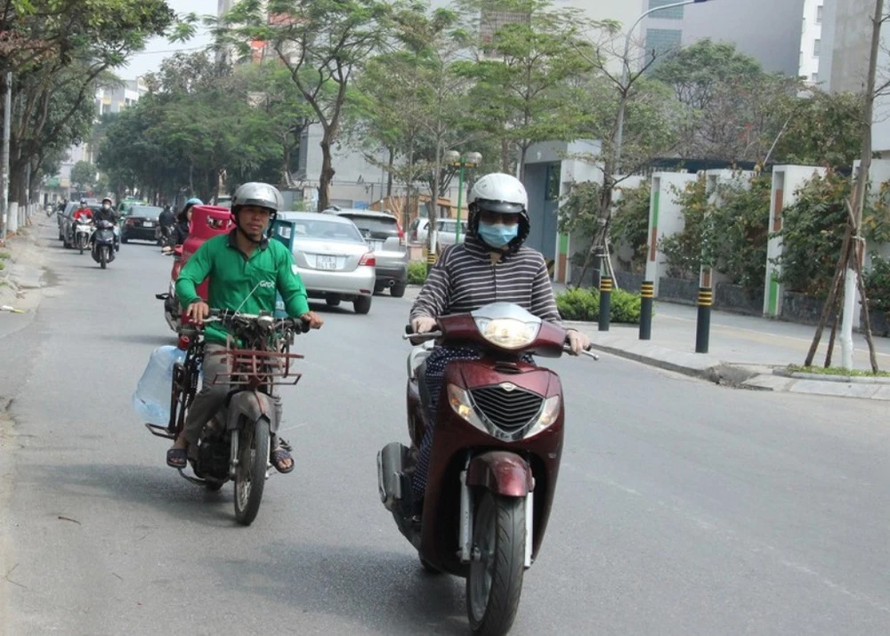 Thời gian qua nhiều cử tri kiến nghị bỏ quy định mua bảo hiểm bắt buộc với xe máy. Ảnh: V.LONG