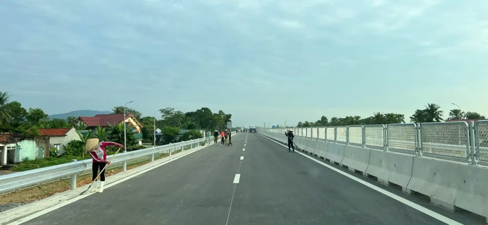 Công nhân vệ sinh đường trước ngày thông xe 1-9. Ảnh: CTV