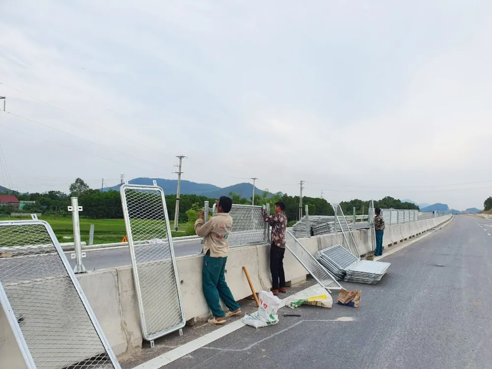 Công nhân đang lắp đặt hệ thống an toàn trên cao tốc Quốc lộ 45 - Nghi Sơn. Ảnh: CTV