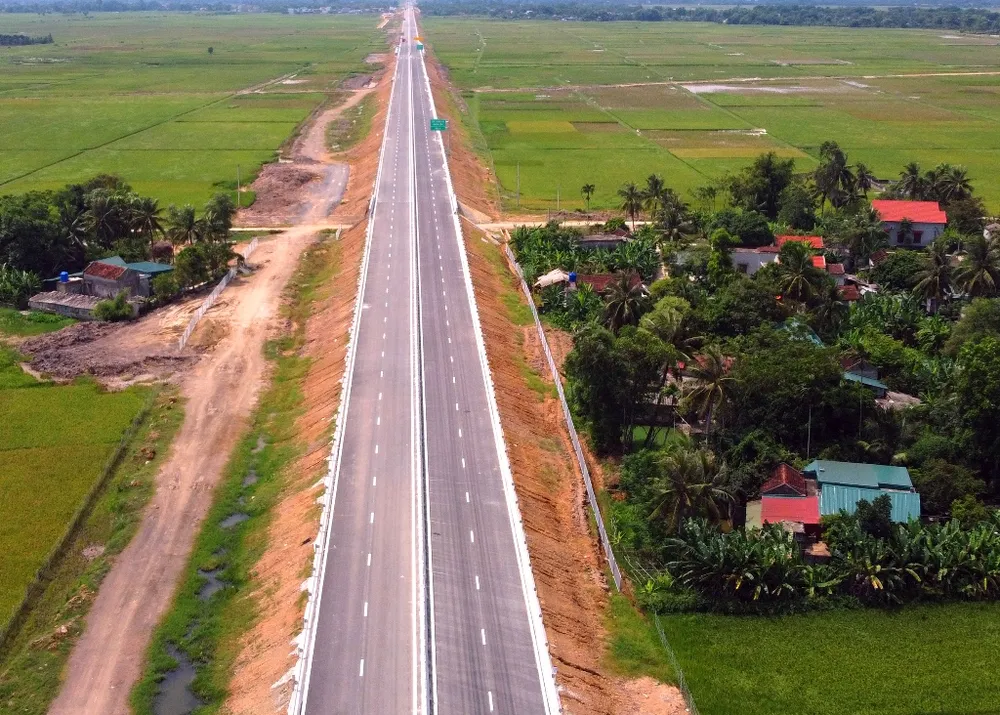 Đường cao tốc Bắc Nam đoạn từ Thanh Hóa - Nghệ An có bốn làn xe, không có làn dừng khẩn cấp. Ảnh: Đặng Trung Đường cao tốc Bắc Nam đoạn từ Thanh Hóa - Nghệ An có bốn làn xe, không có làn dừng khẩn cấp. Ảnh: Đặng Trung
