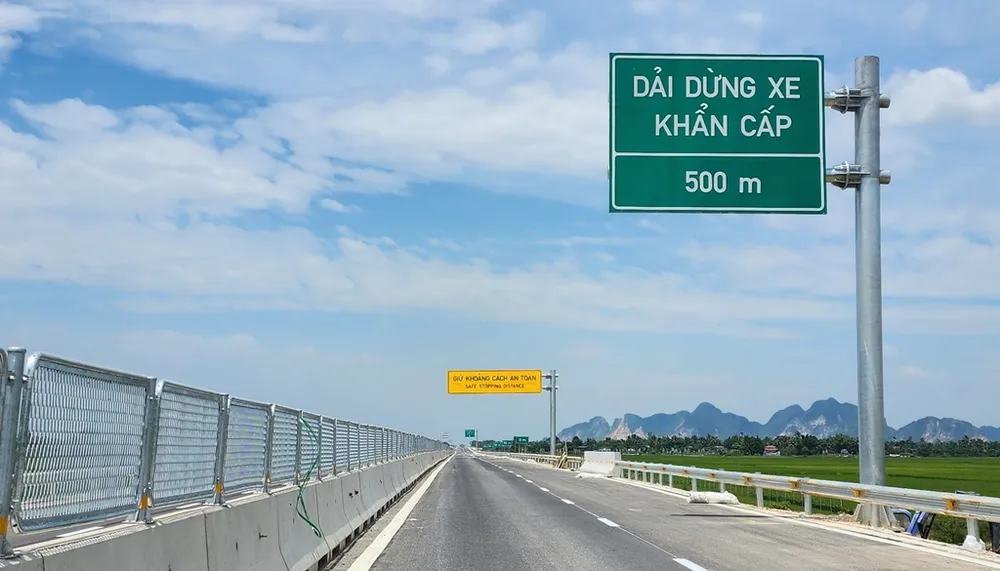 Trên tuyến có các điểm dừng khẩn cấp cho xe gặp sự cố dừng, đỗ. Ảnh: Đặng Trung Trên tuyến có các điểm dừng khẩn cấp cho xe gặp sự cố dừng, đỗ. Ảnh: Đặng Trung