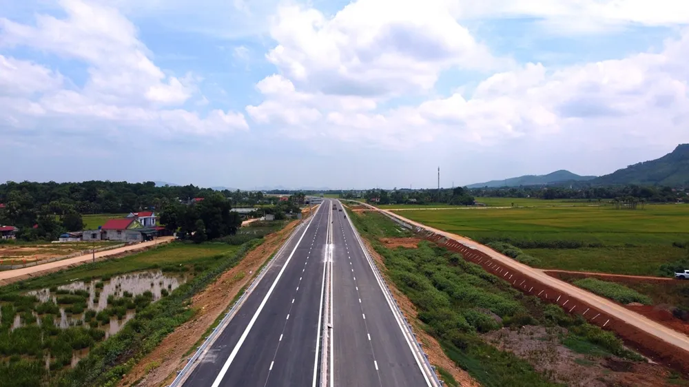 Trong thời gian đưa vào khai thác, nhà thầu vẫn phải tiếp tục hoàn thành đường gom hai bên. Ảnh: Đặng Trung. Trong thời gian đưa vào khai thác, nhà thầu vẫn phải tiếp tục hoàn thành đường gom hai bên. Ảnh: Đặng Trung.