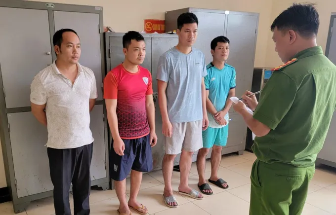 Nhóm trộm cắp tài sản của khách tại sân bay Nội Bài. Ảnh công an cung cấp trom-cap-tai-san-noi-bai.jpg