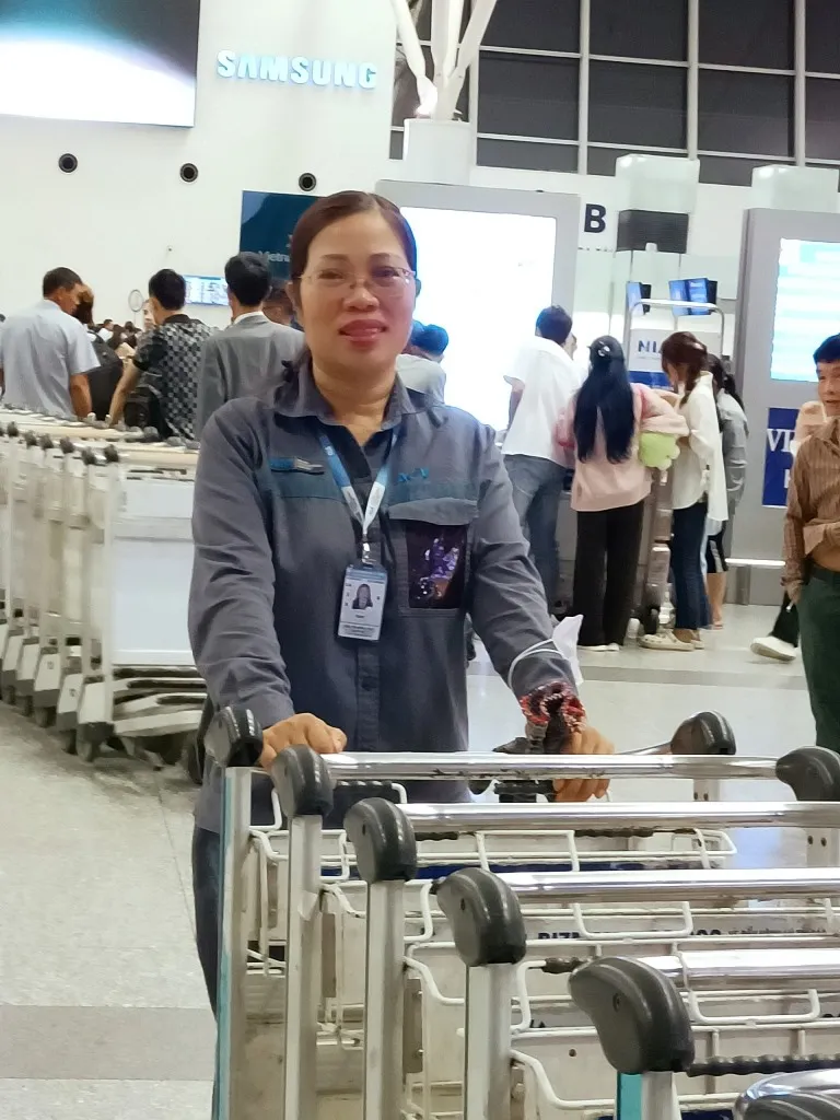 Chị Trần Thị Hồng Thúy, người nhặt được chiếc túi trong lúc làm nhiệm vụ ở sân bay. Ảnh: NIA Nhân viên sân bay Nội Bài trả lại giỏ xách có 200 triệu cho khách bỏ quên