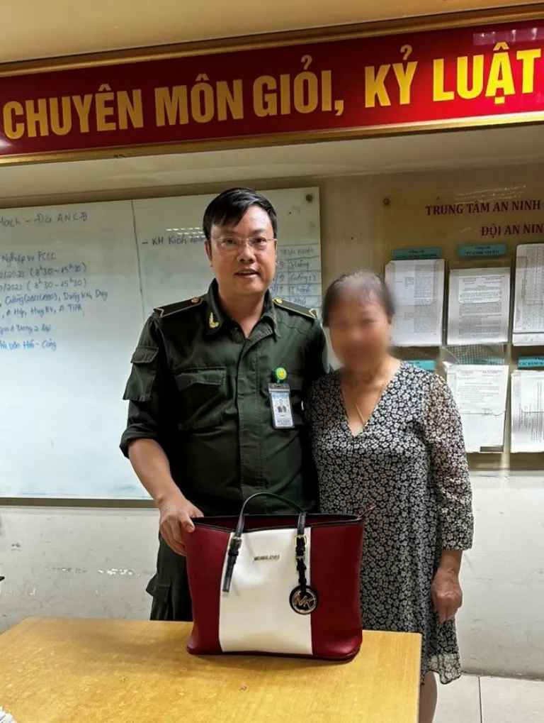 Chị Huỳnh T. D được trả lại chiếc túi. Ảnh: NIA nhan-lai-giay-to-noi-bai.jpg