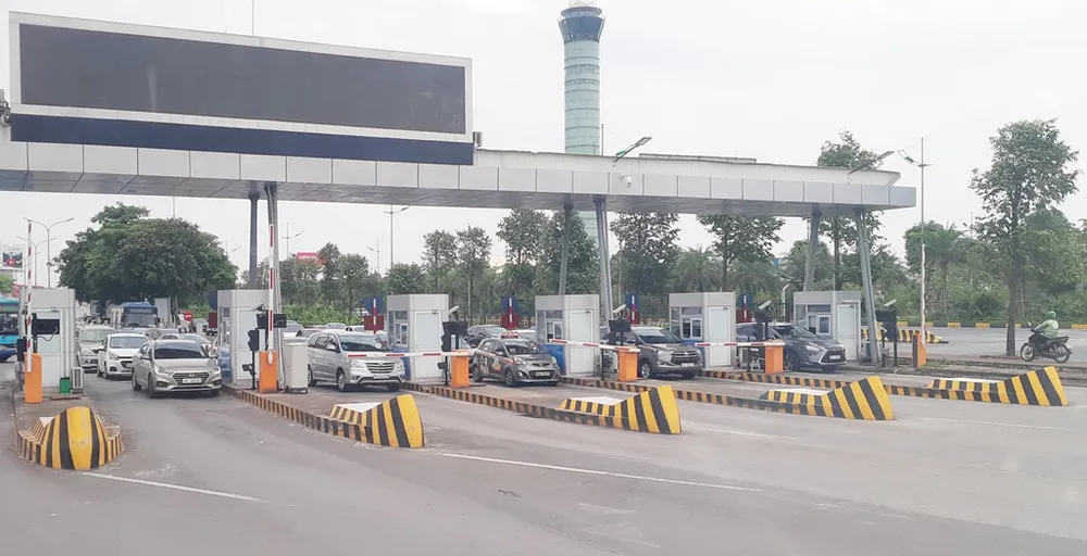 Việc thu phí vào sân bay hiện nay vẫn triển khai thủ công. Ảnh: V.LONG