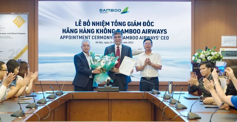 Tân Tổng Giám đốc Bamboo Airways Lương Hoài Nam (giữa) nhận quyết định bổ nhiệm và hoa từ Chủ tịch HĐQT Bamboo Airways Lê Thái Sâm (ngoài cùng bên phải) và Phó Chủ tịch Thường trực HĐQT Phan Đình Tuệ. luong-hoai-nam.jpg