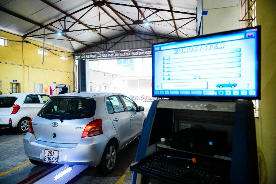 Hơn 200.000 ô tô 'trượt' đăng kiểm ảnh 1 Hoạt động đăng kiểm gần đây được thắt chặt nên phương tiện trượt đăng kiểm tăng cao. Ảnh: V.LONG