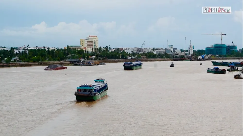 Tàu thuyền vận chuyển hàng hóa quanh khu vực kênh Mương Khai - Đốc Phủ Hiền.