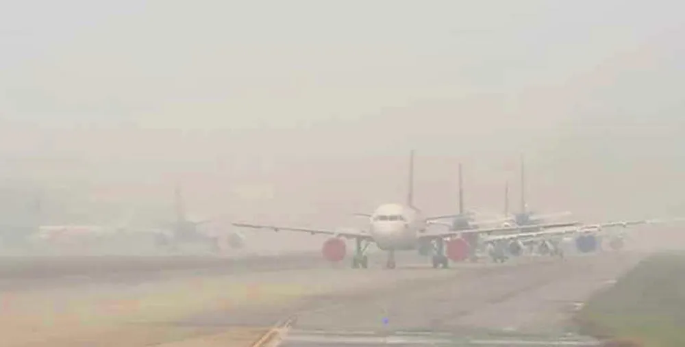 Vào thời điểm này khu vực miền Bắc thường xuyên xuất hiện sương mù dày đặc vào buổi sớm. Ảnh: Sương mù ở sân bay Nội Bài.