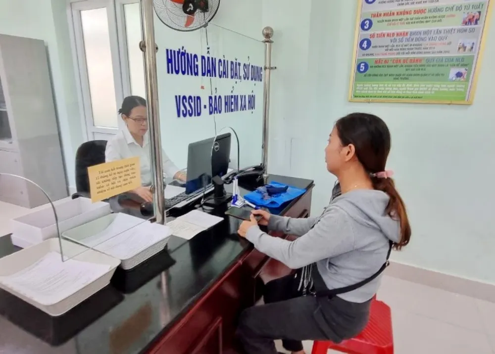 Bộ LĐ-TB&XH: Hạn chế ngay tình trạng rút BHXH một lần ảnh 1 Người lao động làm thủ tục rút BHXH một lần. Ảnh: V.LONG