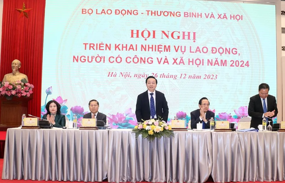 Phó Thủ tướng bày tỏ lo lắng về tình trạng rút BHXH một lần tăng cao ảnh 1 Phó Thủ tướng Trần Hồng Hà (đứng) phát biểu tại hội nghị. Ảnh: H.GIÁP