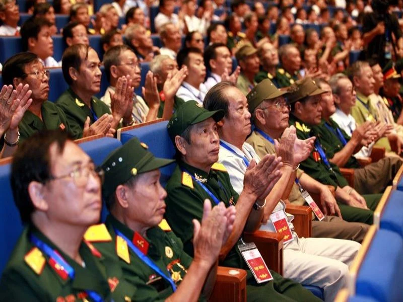 Bộ LĐ-TB&XH: Quà Tết phải công khai, tránh trục lợi chính sách ảnh 1 Bộ LĐ-TB&XH yêu cầu phải tặng quà cho người có công trước Tết.