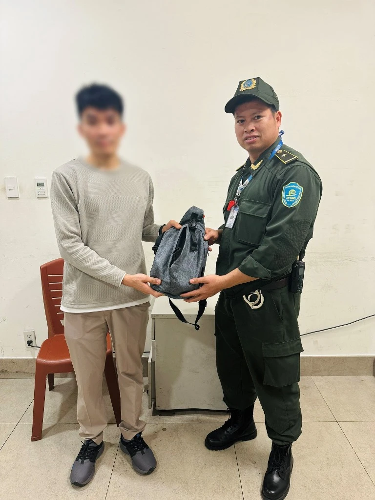 Hành khách nhận lại hành lý bỏ quên ở sân bay.