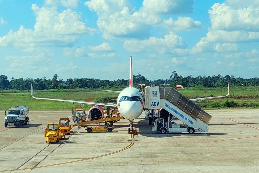 Bộ GTVT lên tiếng về đề nghị giảm giá vé máy bay ảnh 1 Bộ GTVT đang kiểm soát giá vé máy bay bằng quy định mức giá trần và sàn.