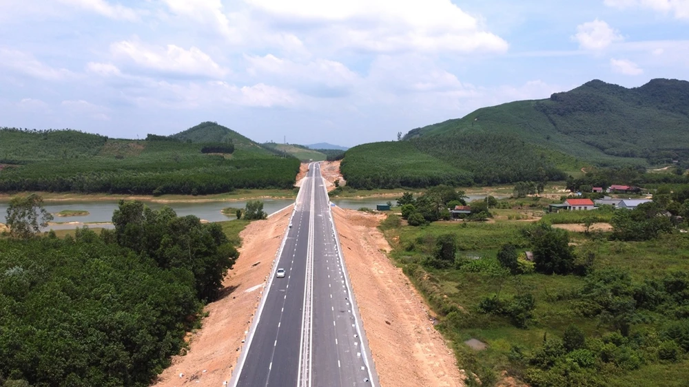Bộ GTVT lý giải nguyên nhân cao tốc chưa đạt chuẩn ảnh 1 Bộ GTVT cho biết một số đoạn đường bộ cao tốc Bắc - Nam được xây dựng bốn làn xe nhưng không có làn dừng khẩn cấp liên tục.